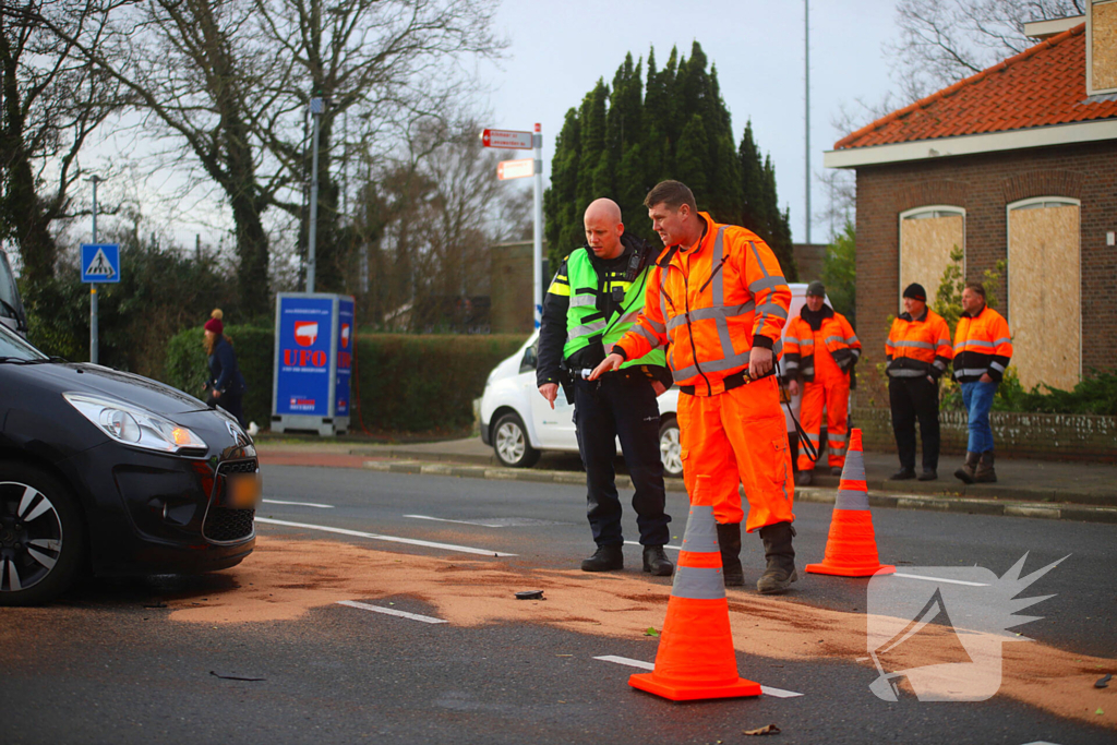 Flinke schade bij botsing tussen twee auto's