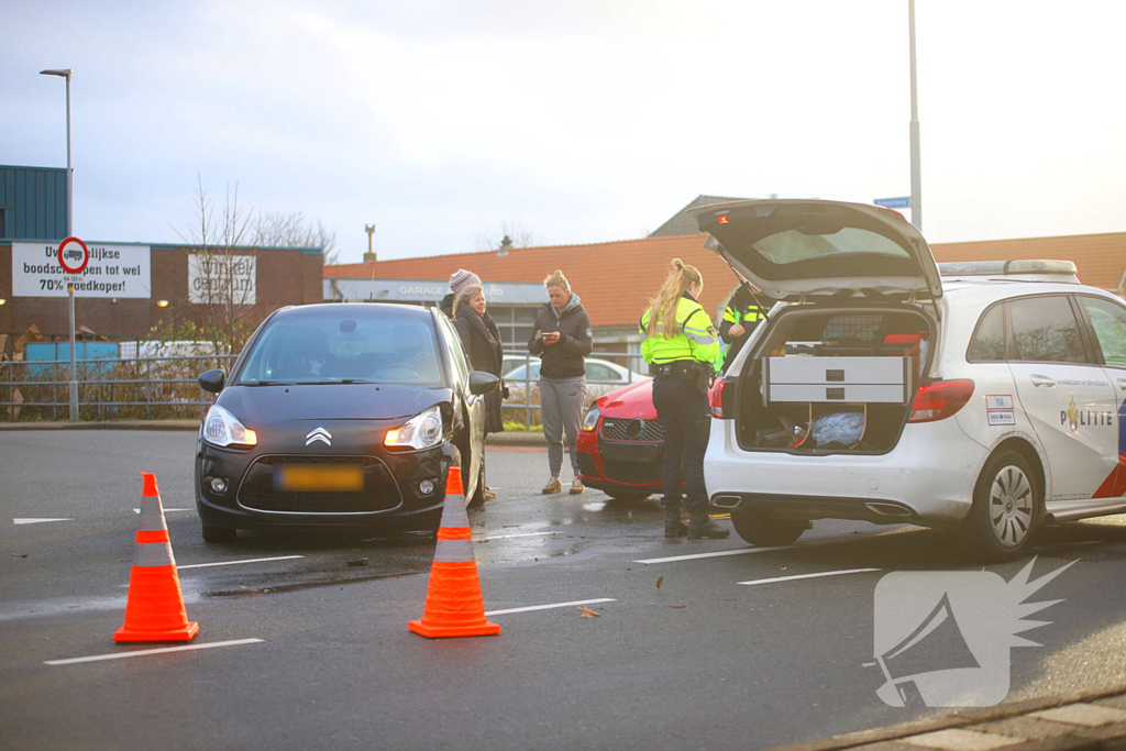 Flinke schade bij botsing tussen twee auto's