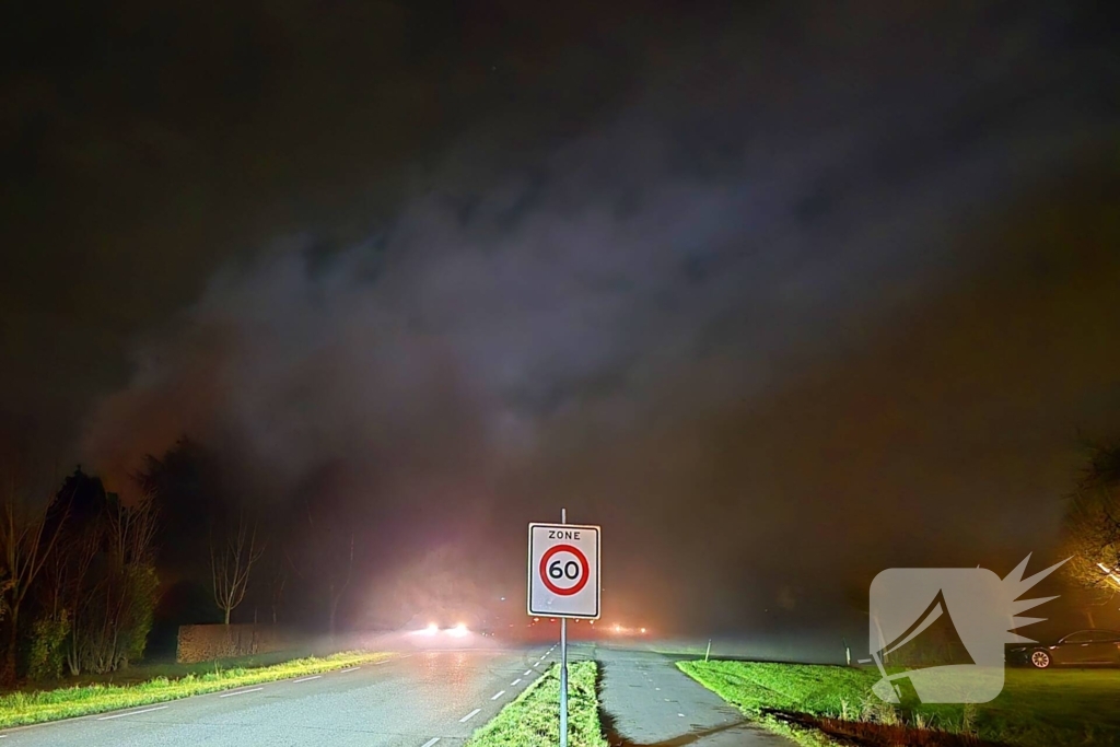 Forse rookwolken in omgeving door brand