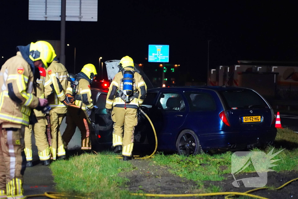 Auto vliegt al rijdend in brand