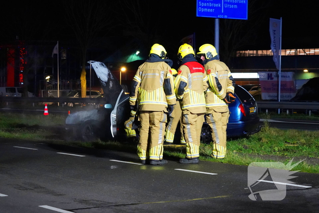 Auto vliegt al rijdend in brand