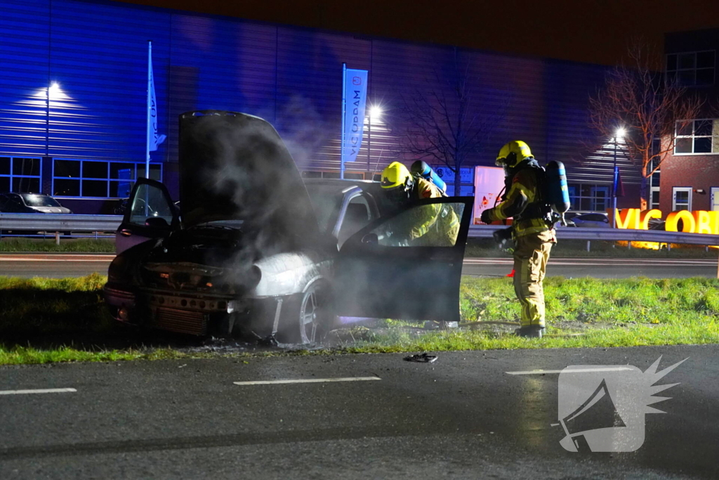 Auto vliegt al rijdend in brand
