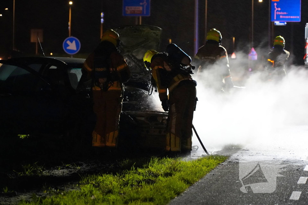 Auto vliegt al rijdend in brand
