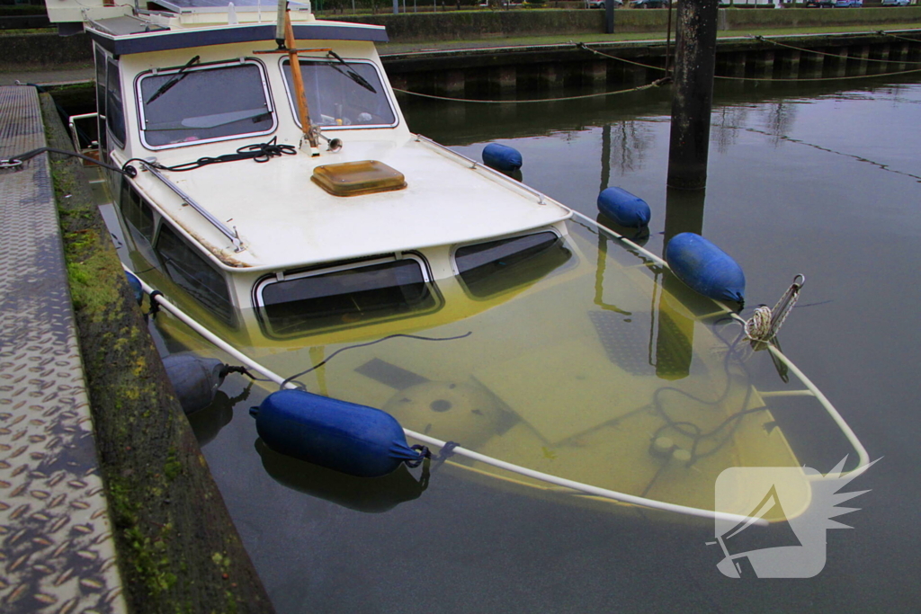 Boot verdwijnt onder water in haven, berging trekt veel bekijks