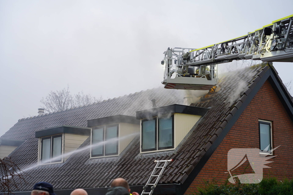 Veel rook bij brand in dak van woning