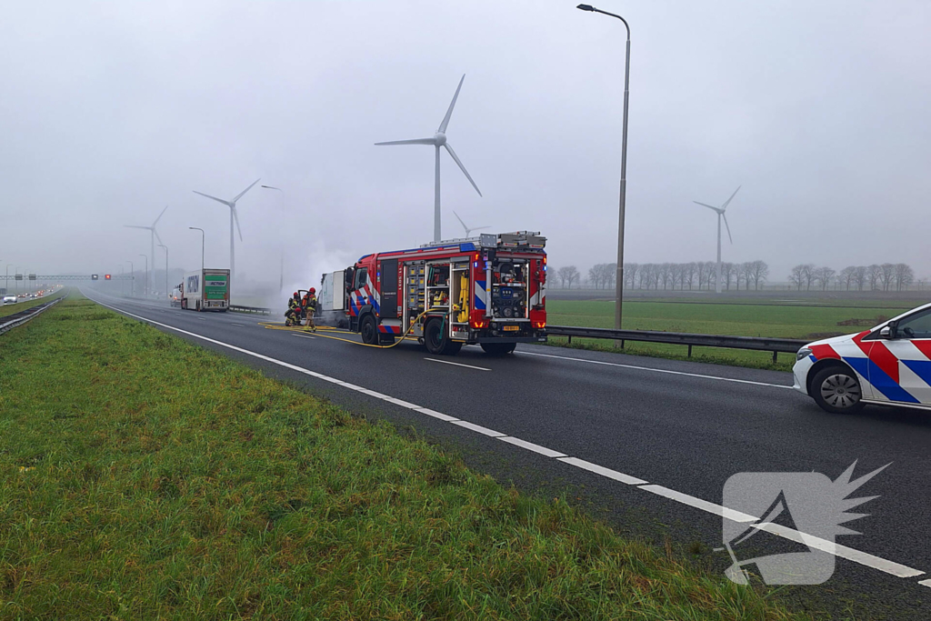 Bestelbus van visboer brand volledig
