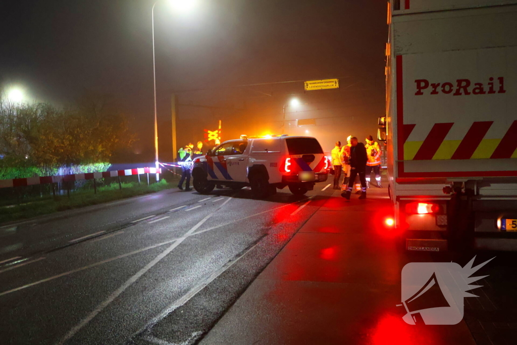Bestelbus komt in botsing met trein