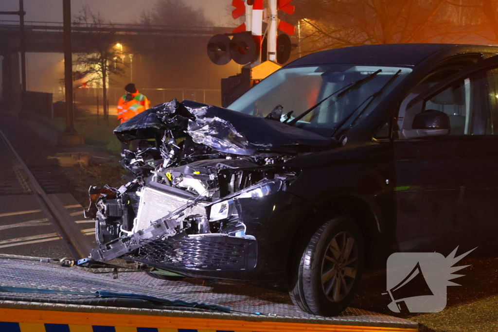 Bestelbus komt in botsing met trein