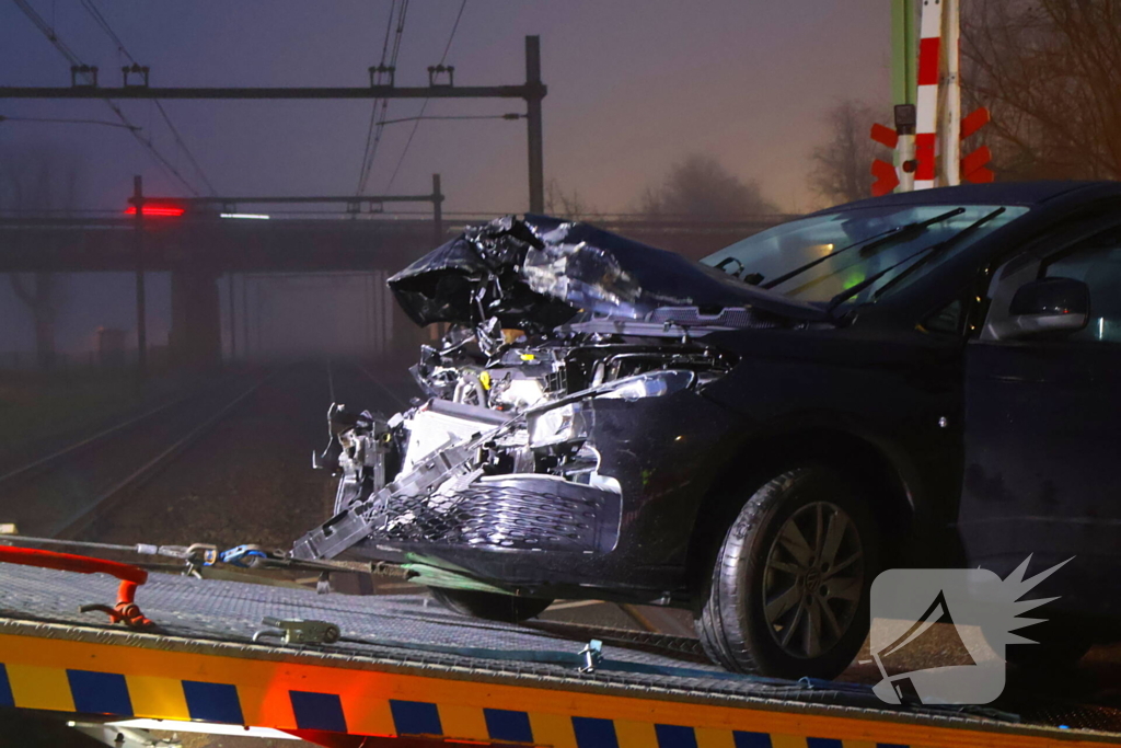Bestelbus komt in botsing met trein