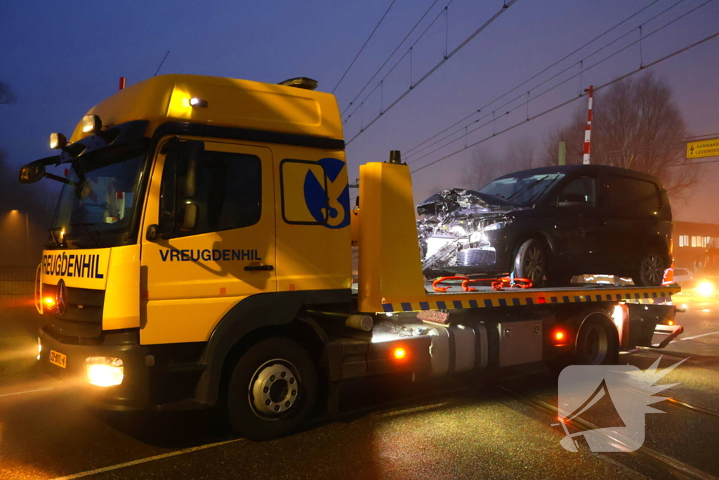 Bestelbus komt in botsing met trein
