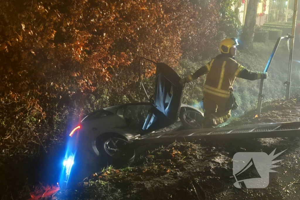 Bestuurder van 45-kilometerwagen eindigt in sloot