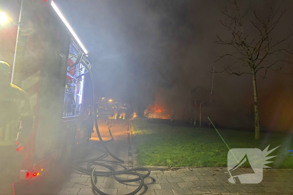Geparkeerde personenauto vliegt in brand