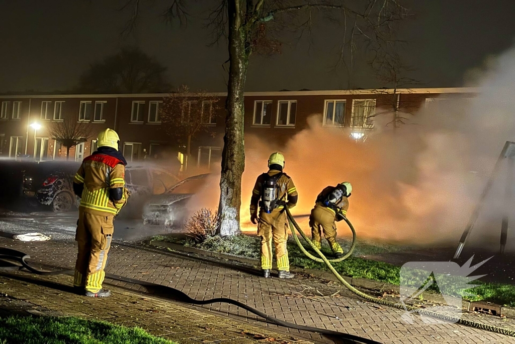 Geparkeerde personenauto vliegt in brand