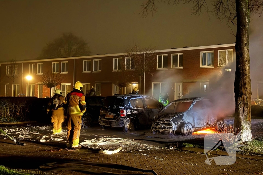 Geparkeerde personenauto vliegt in brand