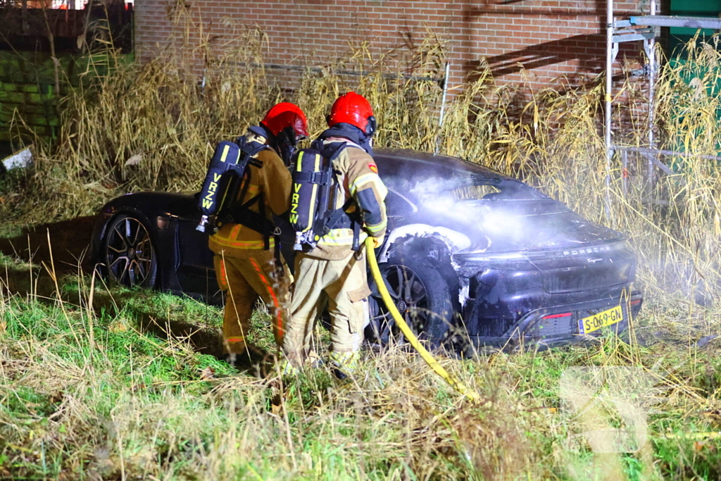 Porsche Taycan vermoedelijk in brand gestoken