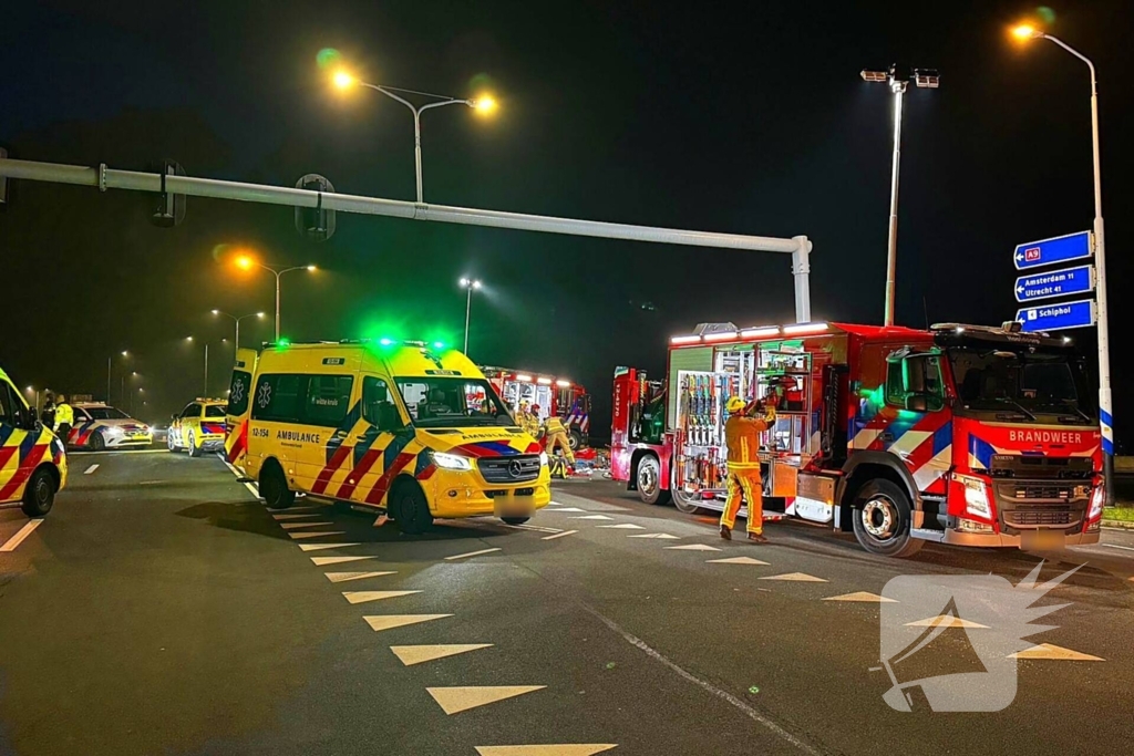 Drie mensen zwaargewond bij botsing op kruispunt