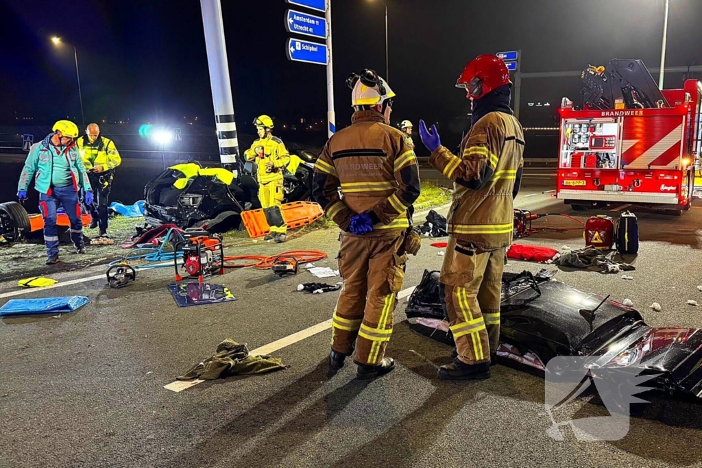 Drie mensen zwaargewond bij botsing op kruispunt