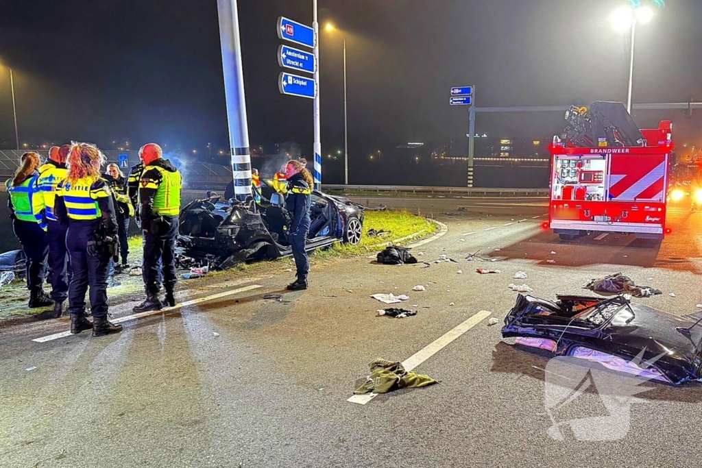 Drie mensen zwaargewond bij botsing op kruispunt