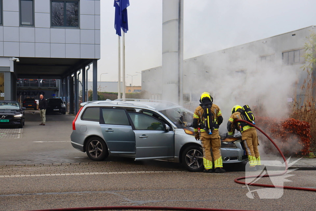 Voorkant auto uitgebrand voor autobedrijf