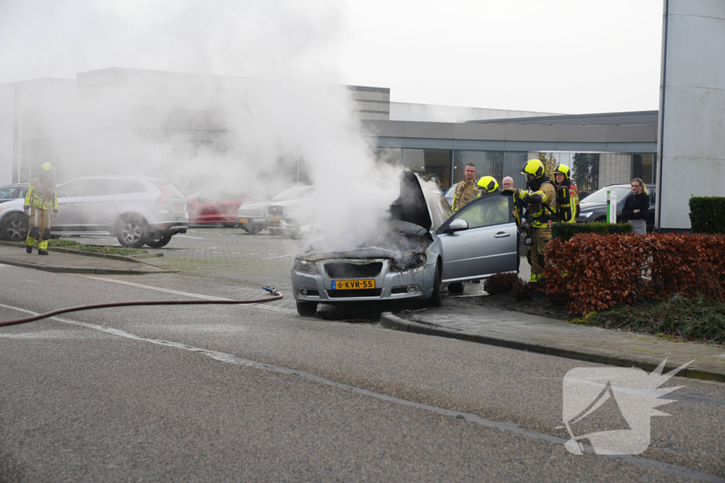 Voorkant auto uitgebrand voor autobedrijf