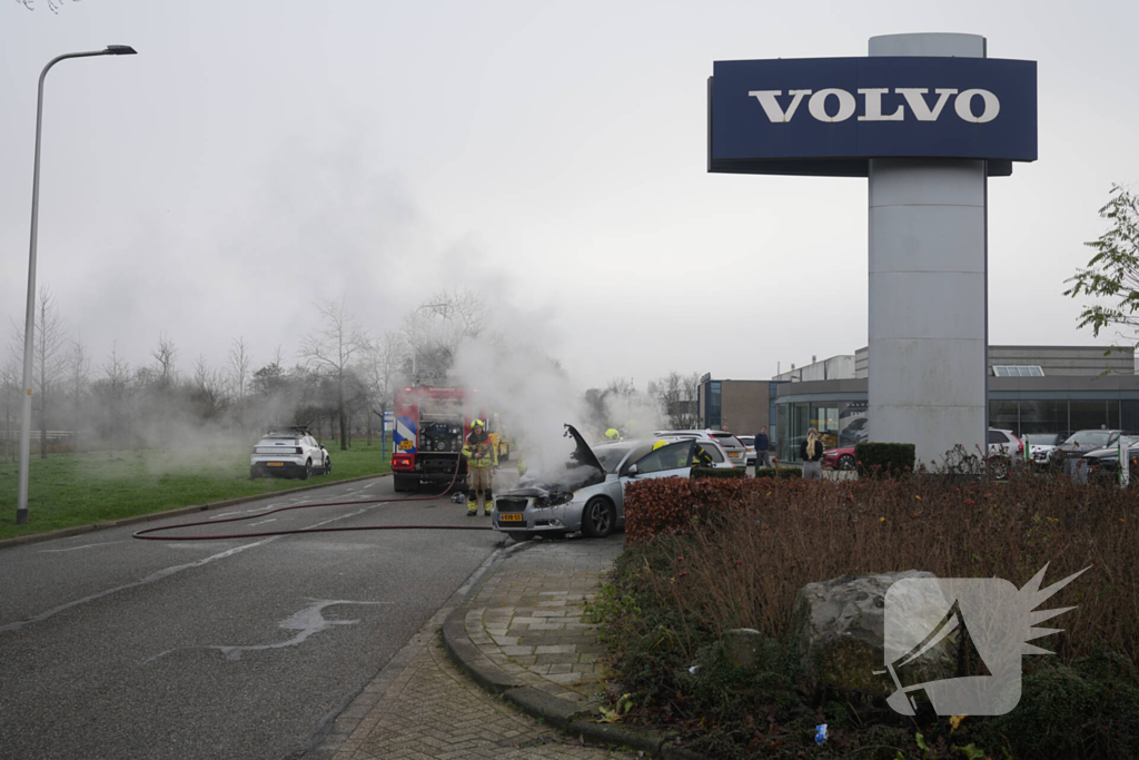 Voorkant auto uitgebrand voor autobedrijf