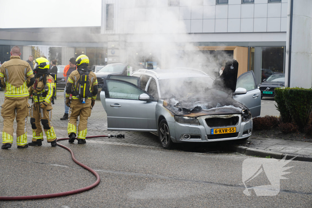 Voorkant auto uitgebrand voor autobedrijf