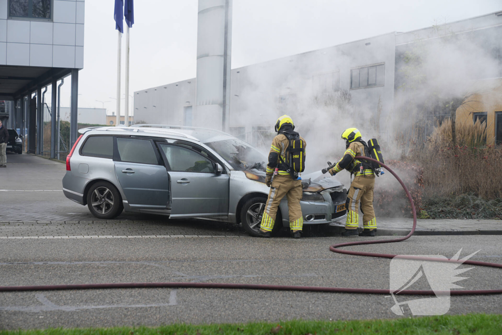 Voorkant auto uitgebrand voor autobedrijf
