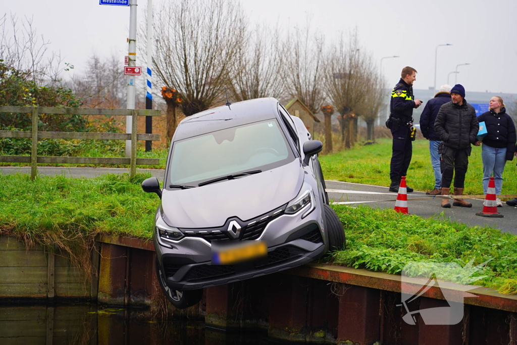 Auto komt boven water te hangen bij keeractie op fietspad