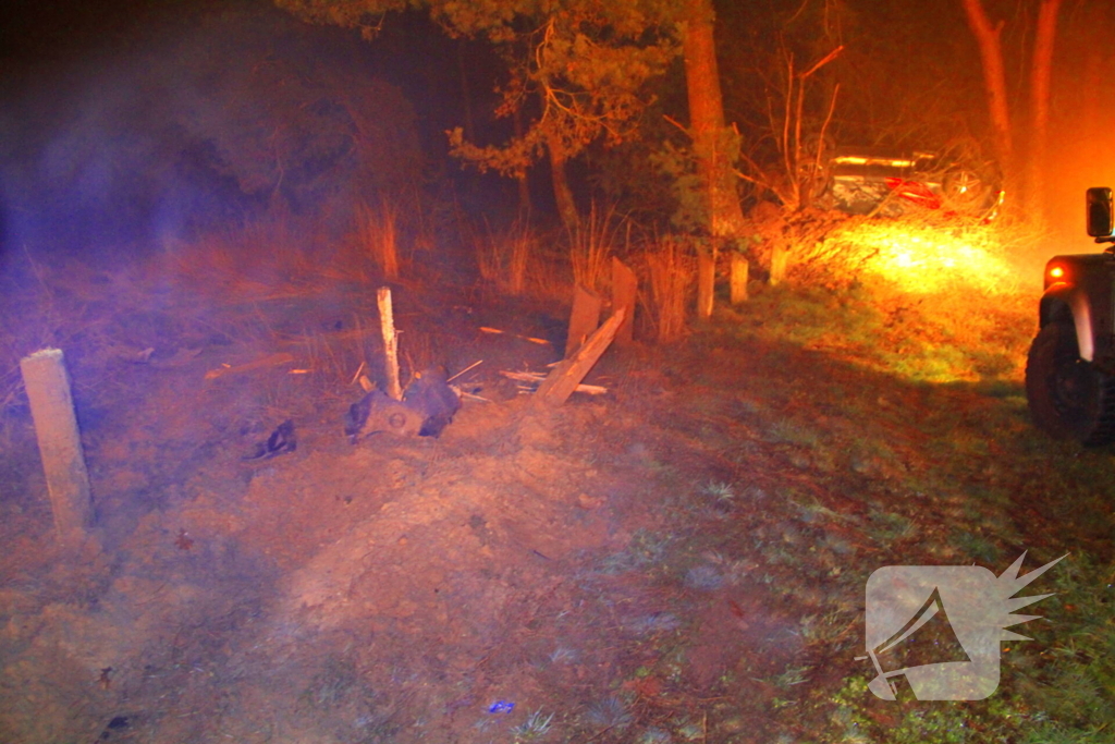 Auto vliegt uit beruchte bocht en belandt op de kop