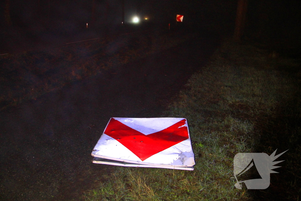 Auto vliegt uit beruchte bocht en belandt op de kop