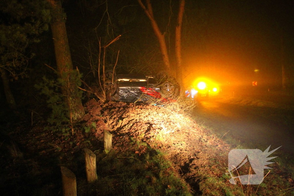 Auto vliegt uit beruchte bocht en belandt op de kop