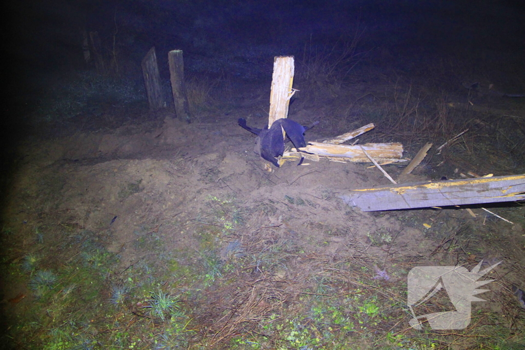 Auto vliegt uit beruchte bocht en belandt op de kop