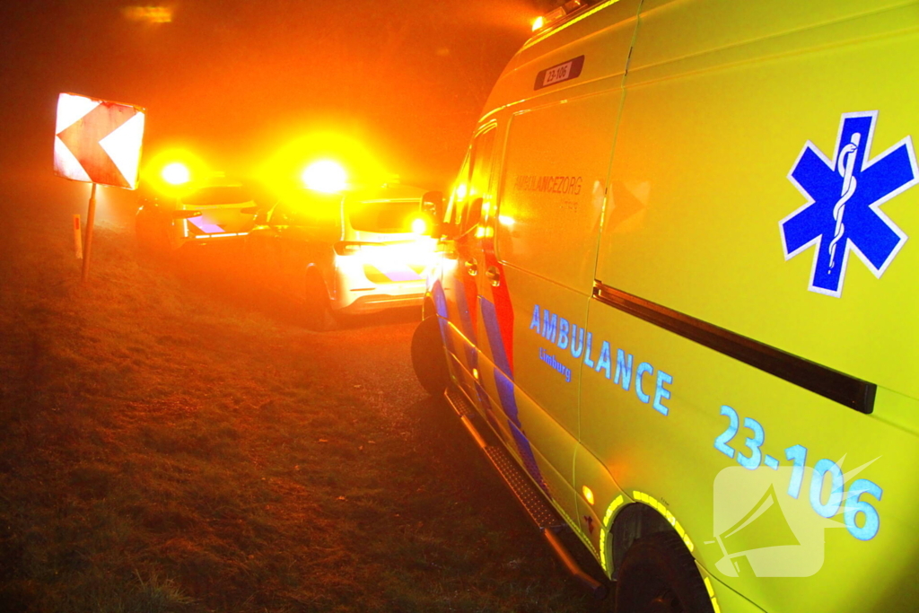 Auto vliegt uit beruchte bocht en belandt op de kop