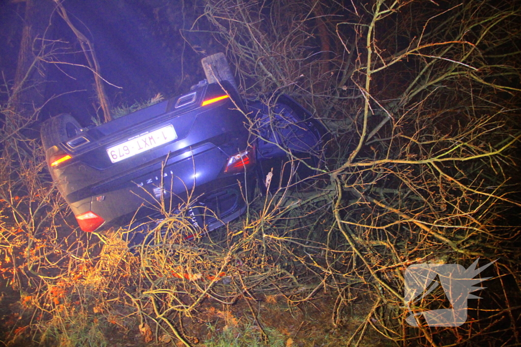 Auto vliegt uit beruchte bocht en belandt op de kop