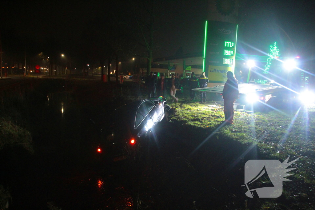 Voertuig raakt te water