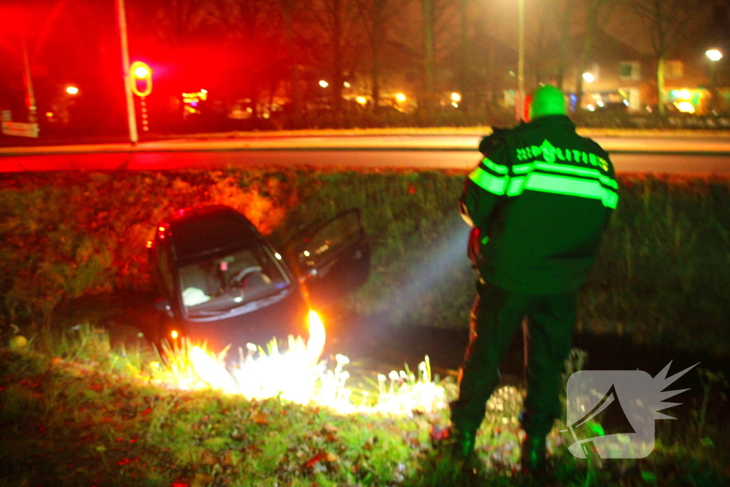 Voertuig raakt te water