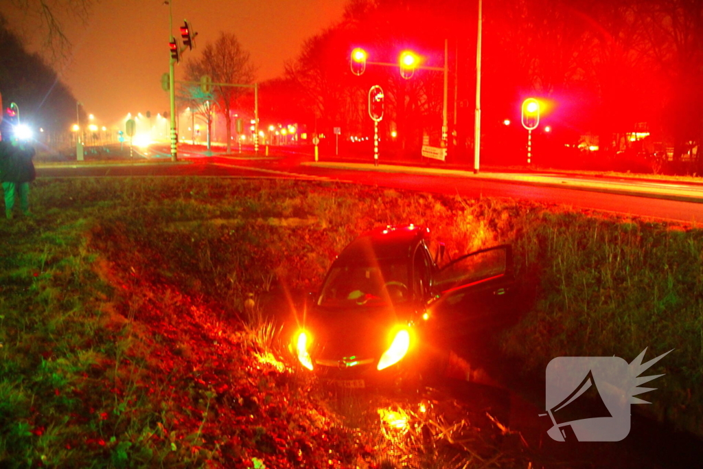 Voertuig raakt te water