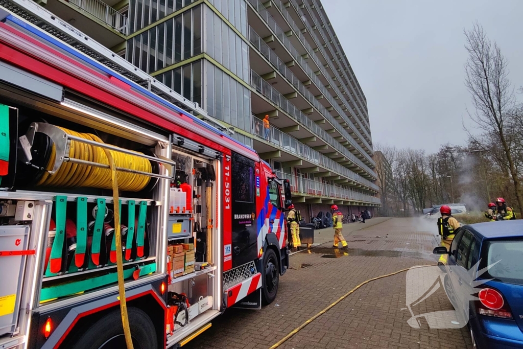 Brand in container in container ruimte van flatgebouw