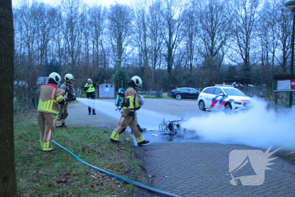 Scooter en pallets vatten vlam