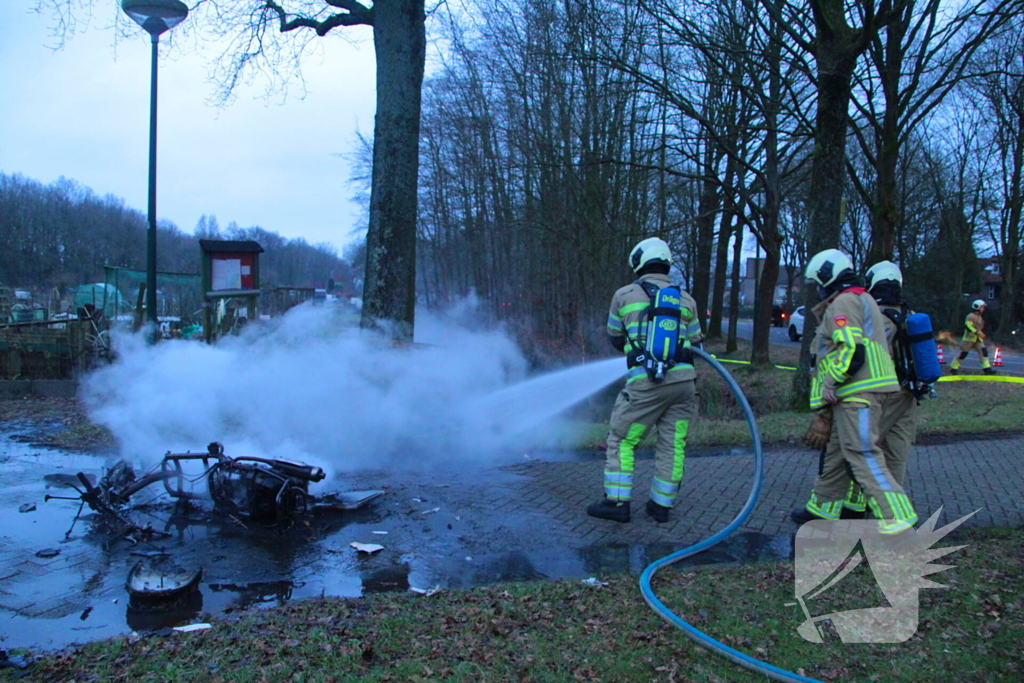 Scooter en pallets vatten vlam