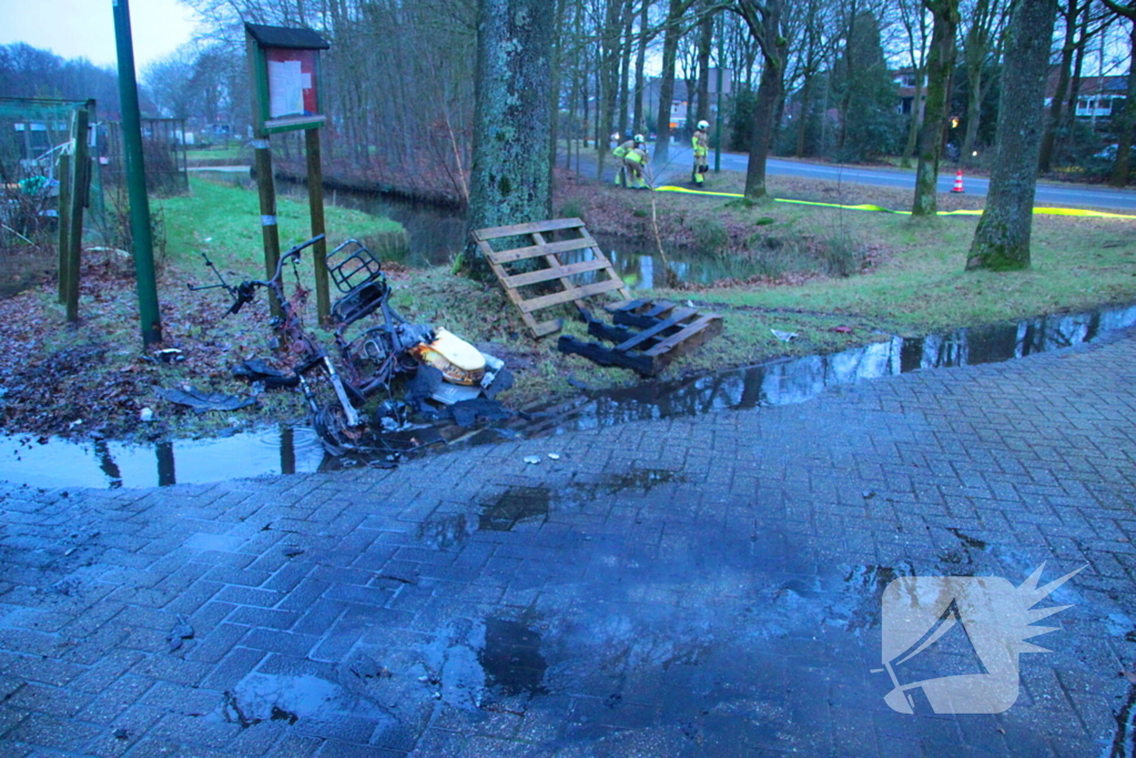 Scooter en pallets vatten vlam