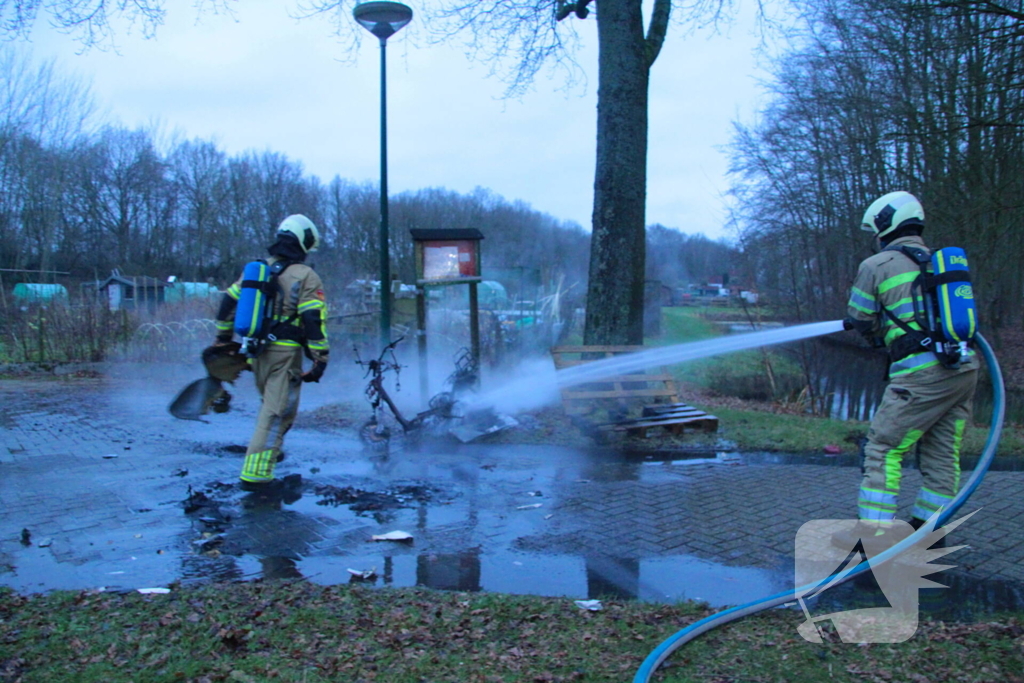 Scooter en pallets vatten vlam