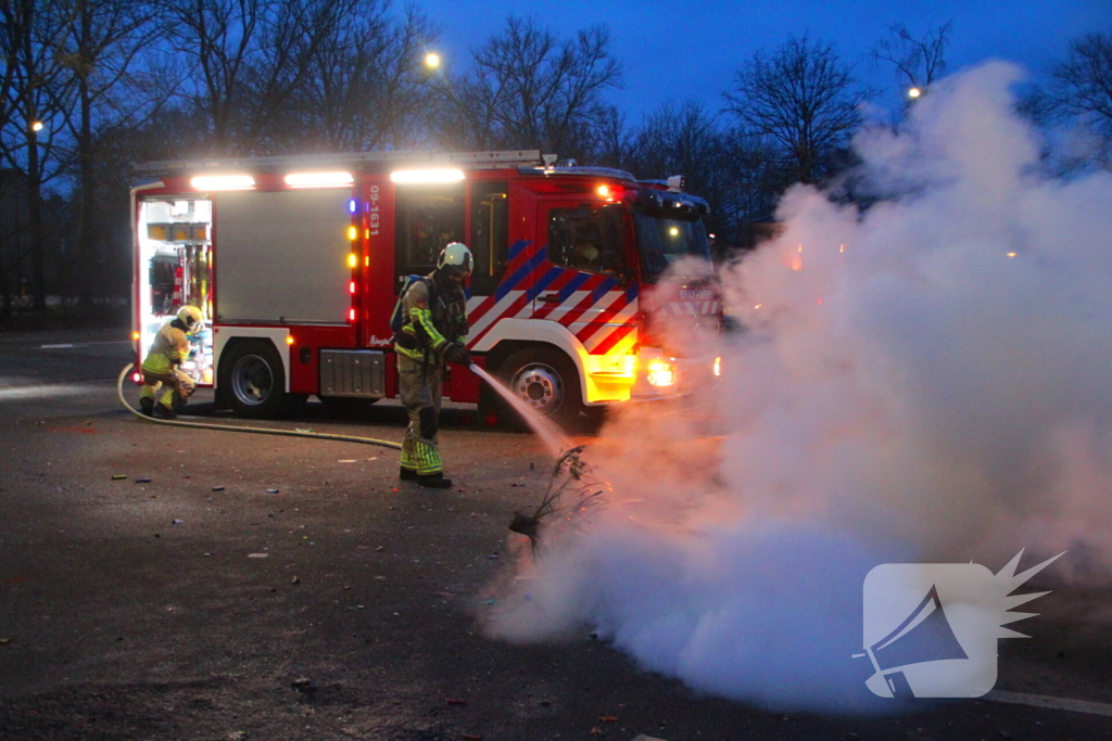 Afvalbrand op parkeerterrein snel geblust