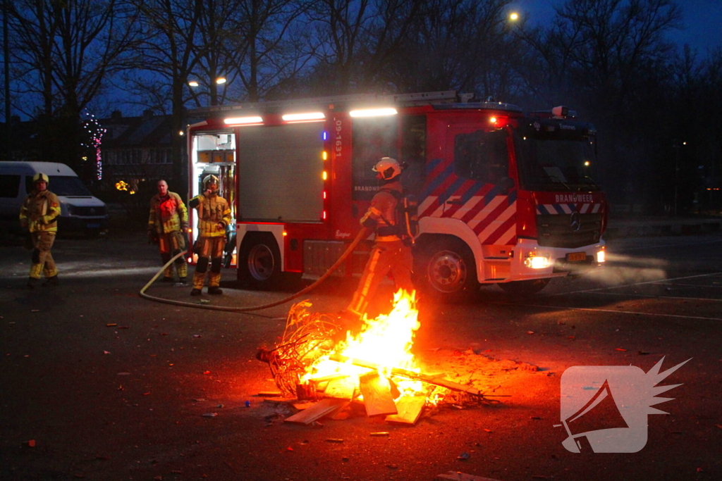 Afvalbrand op parkeerterrein snel geblust