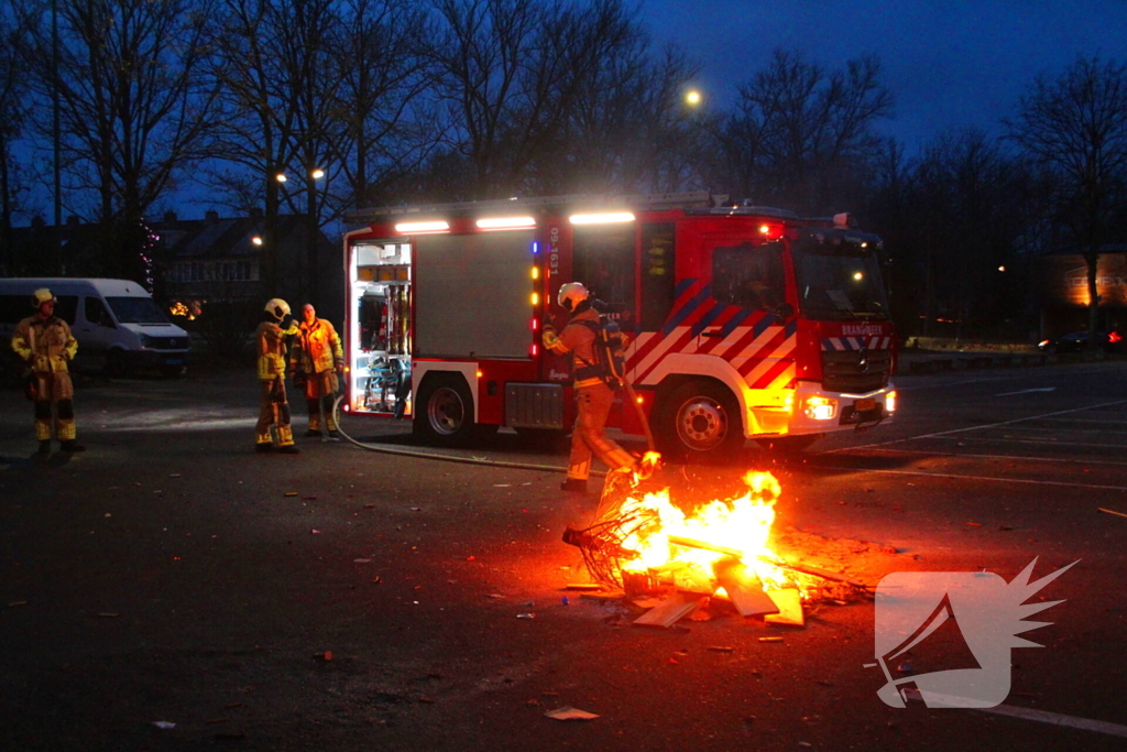 Afvalbrand op parkeerterrein snel geblust
