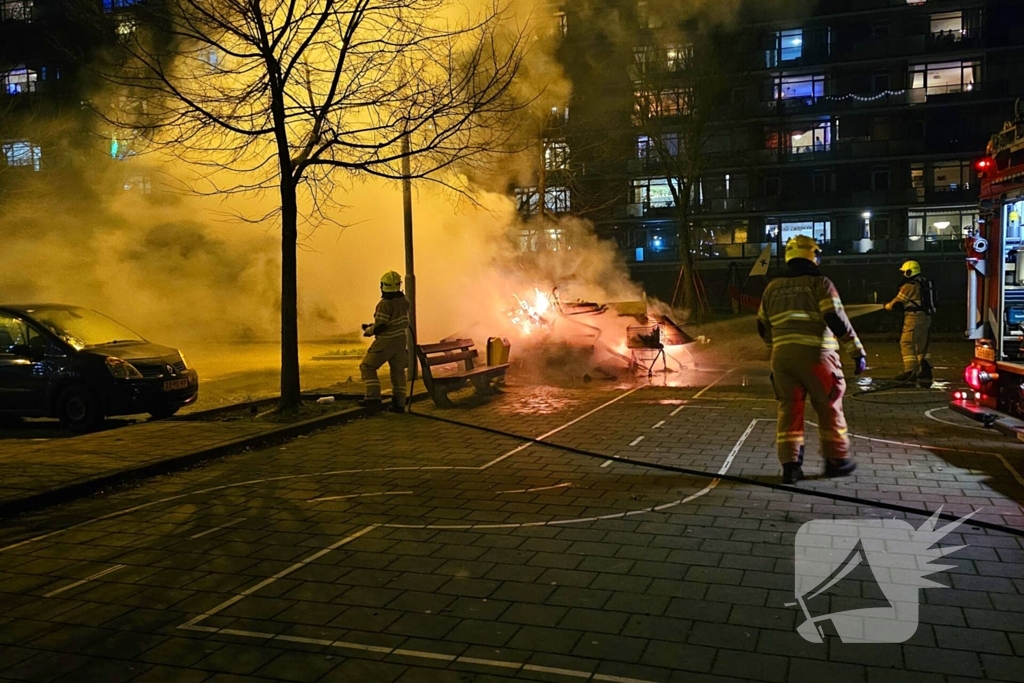 Afval in winkelwagen in brand gestoken