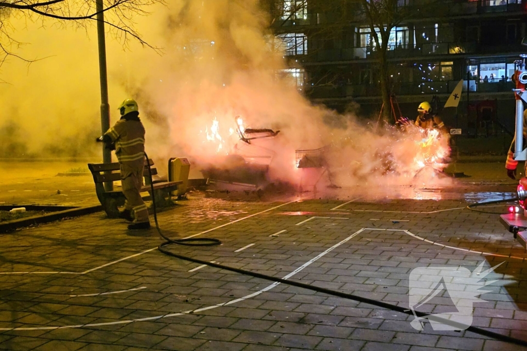 Afval in winkelwagen in brand gestoken