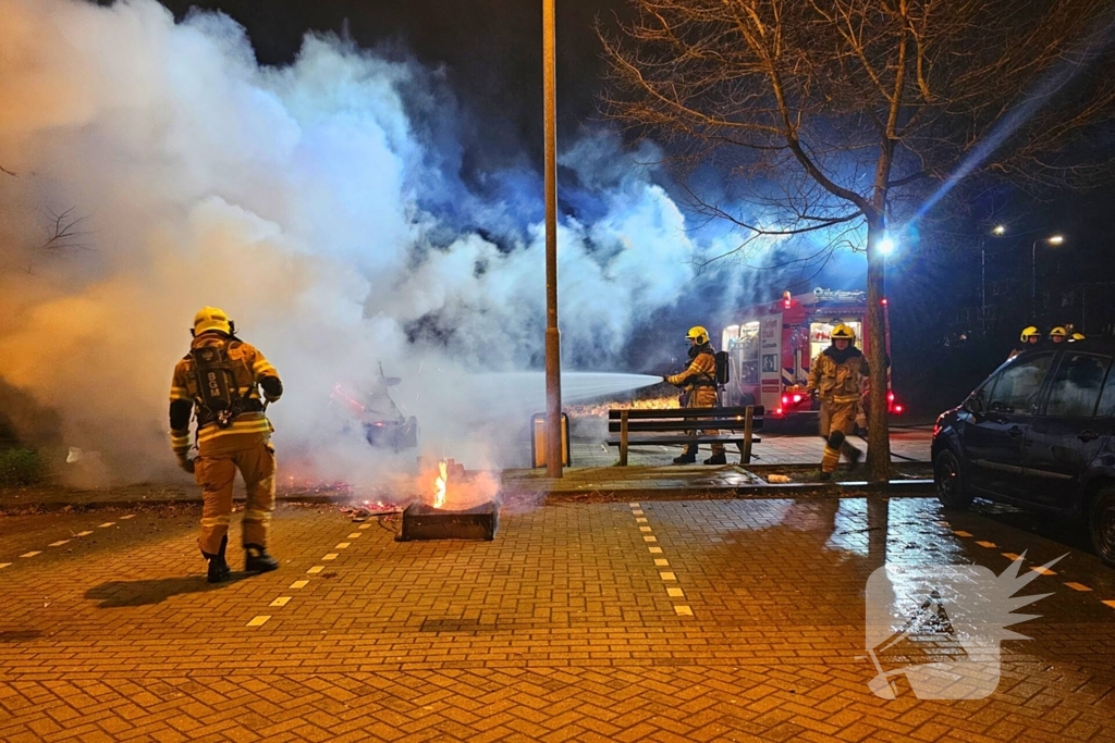 Afval in winkelwagen in brand gestoken