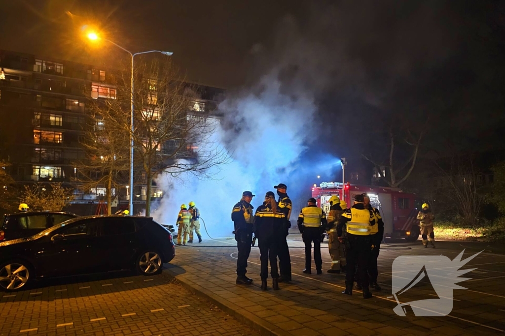 Afval in winkelwagen in brand gestoken