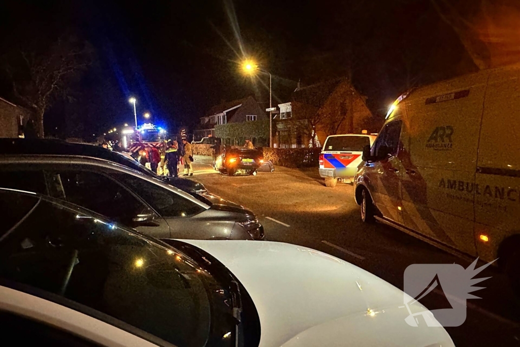 Automobilist vliegt over de kop